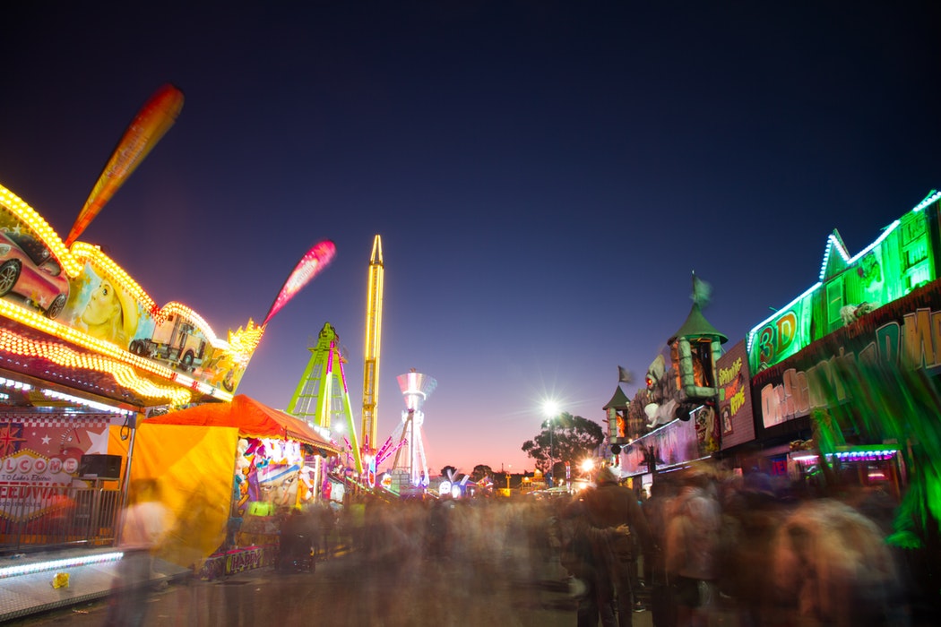 down center, we can se an amusement park in the nigth